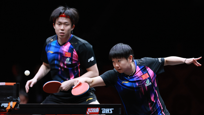 曼联考虑签下巴莱巴，期待填补中场空缺，暂无戈麦斯交易计划。（曼联有意引进巴莱巴补强中场，戈麦斯转会暂不推进）