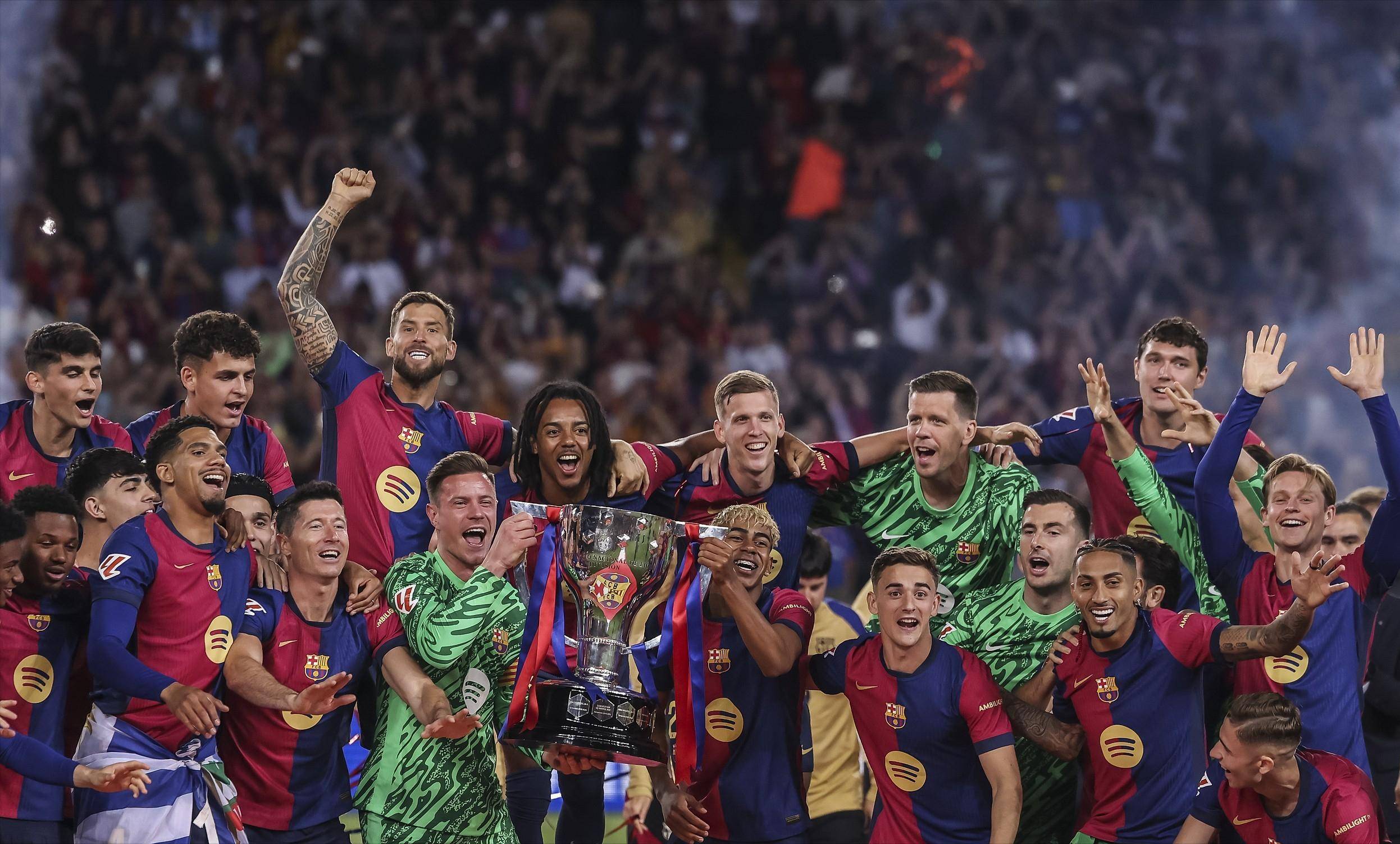 2025中超大结局：海港卫冕申花亚军 梅州亚泰降级（2025中超收官：海港卫冕成功，申花获亚军，梅州与亚泰降级）