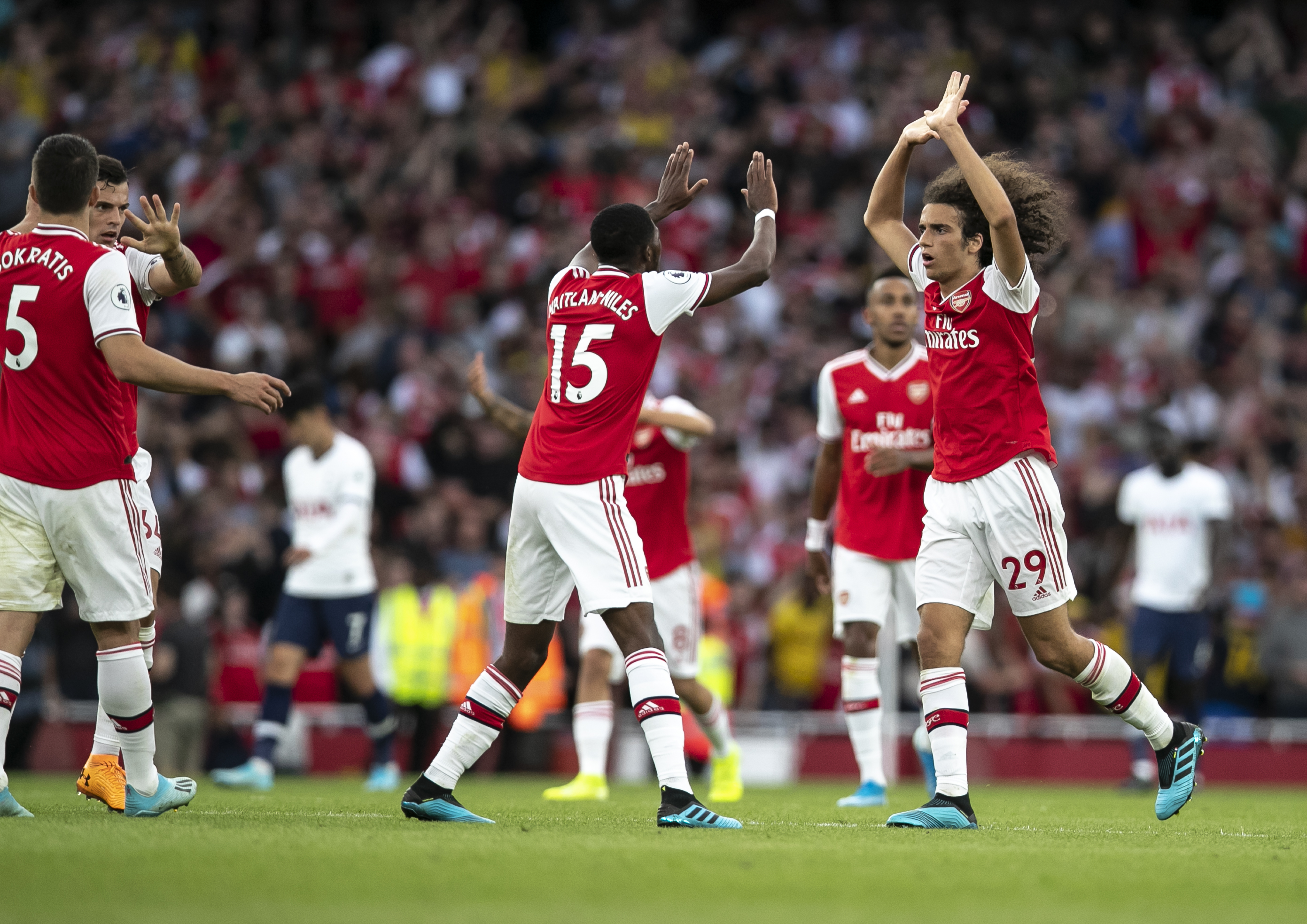 求战心切，安东尼因自己红牌停赛无法出战塞维利亚德比而落泪（红牌停赛无缘塞维利亚德比，求战心切的安东尼落泪）