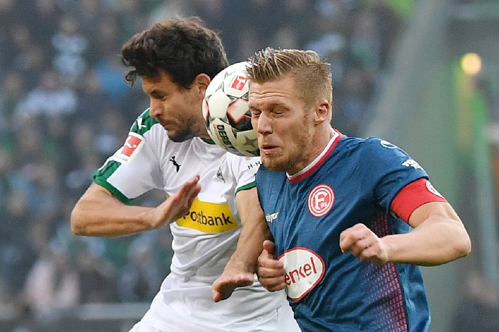 曼联错失良机，西汉姆联打击与英超联赛影响（曼联挥霍良机，西汉姆重击引发英超连锁反应）