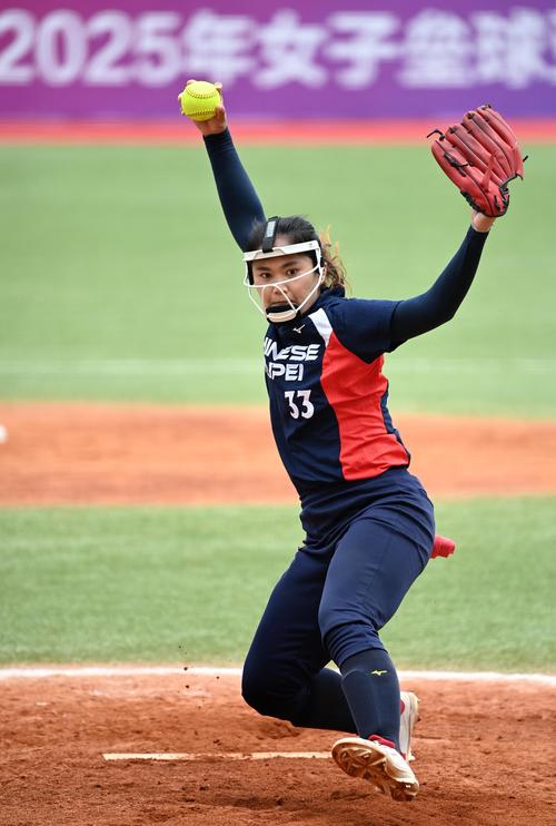 德天空：法兰克福对乌尊要价8000万欧，一些英超俱乐部有意（德天空：法兰克福为乌尊标价8000万欧，英超多队有意）