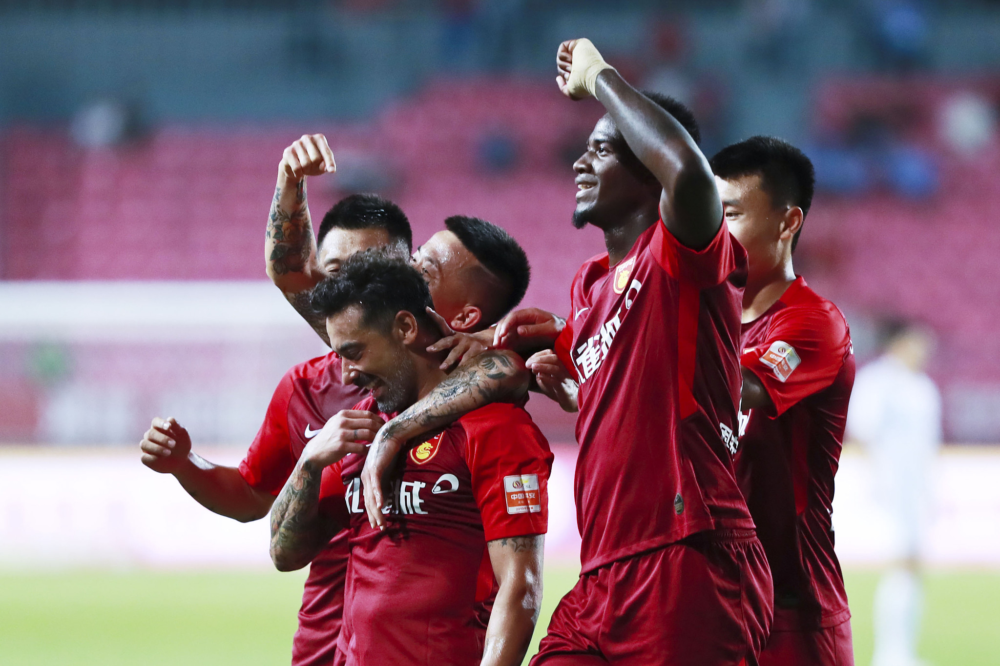 从冰雪体验到AR探秘 外国游客用更多方式感知活力中国（外国游客以冰雪与AR等多元方式感受活力中国）