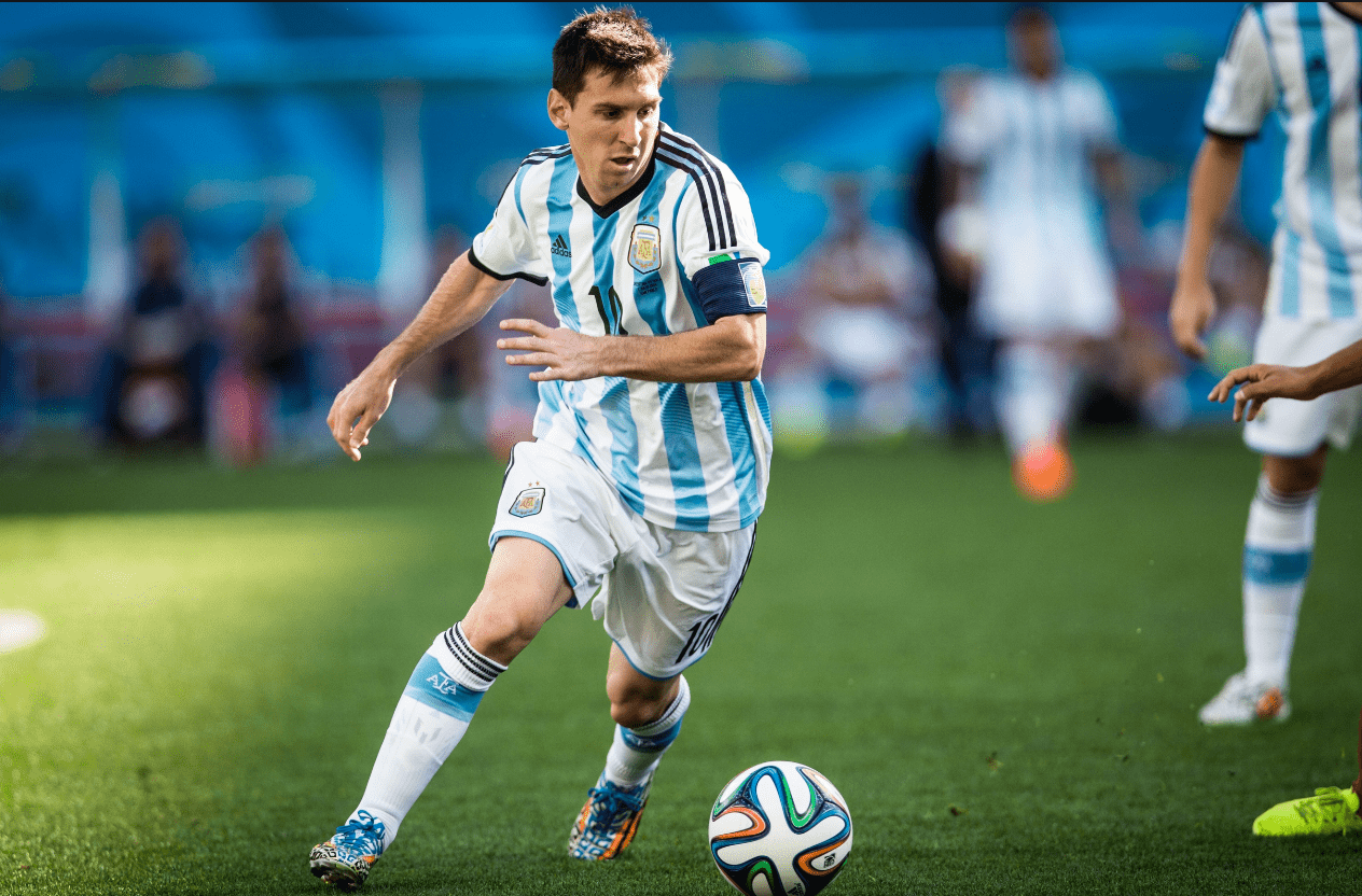 剑南春｜巴萨4-0十人毕包，费兰双响，莱万、费尔明破门（剑南春｜巴萨4-0大胜十人毕尔巴鄂，费兰梅开二度，莱万与费尔明建功）