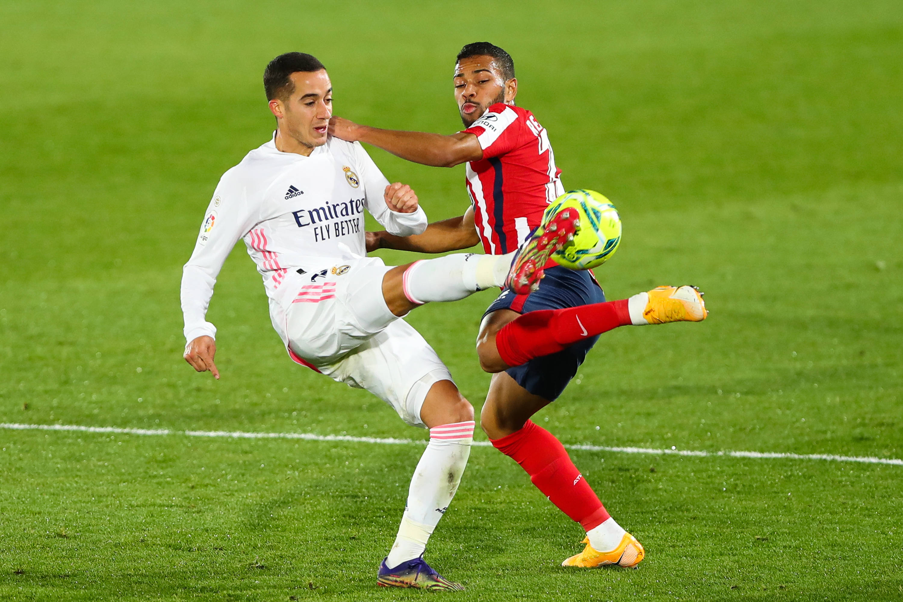 湖人詹姆斯关键三分锁定胜利（詹姆斯命中关键三分助湖人取胜）