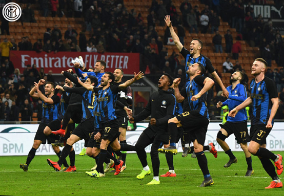 皇马本赛季西甲比赛已出现12张红牌，比其他球队至少多4张（皇马本季西甲已吃到12张红牌，较其他队至少多4张）